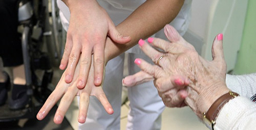 Nettoyage des mains d'une patient